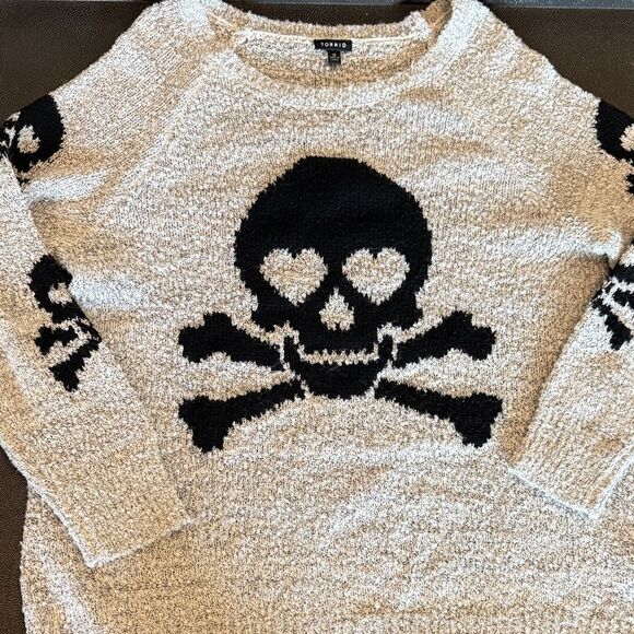 Torrid Black Skull Sweater - Light Gray  Boucle fabric Crewneck size 0/ Large - Picture 1 of 8
